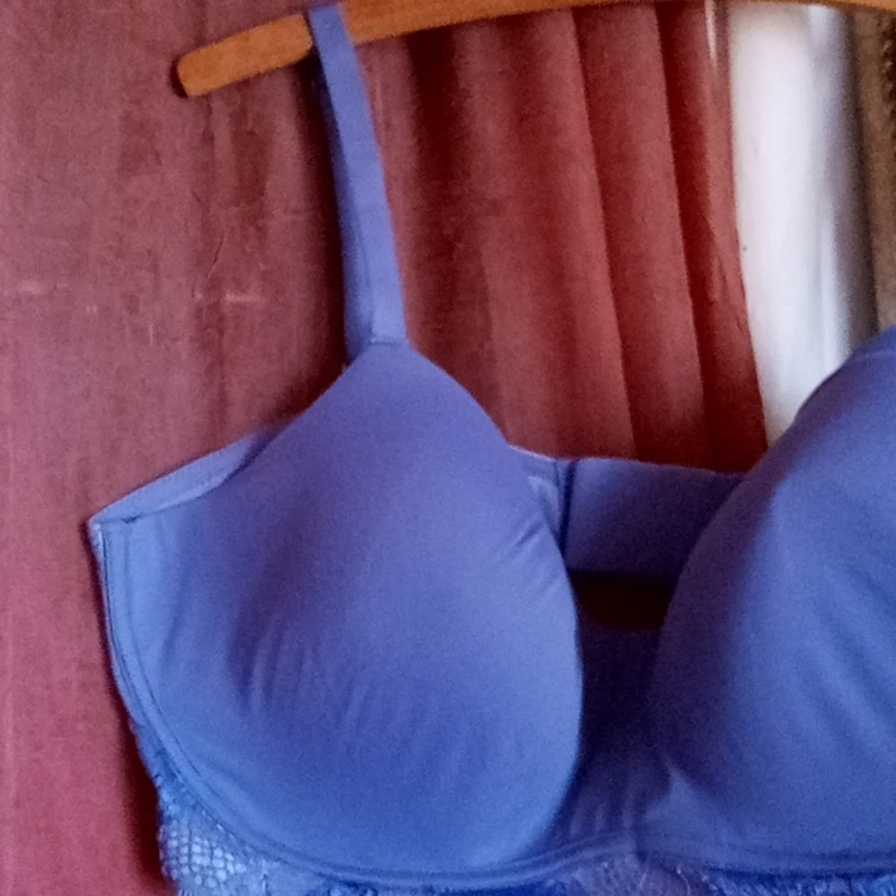 •Wirefree Two-Way Convertible Calvin Klein Bralet - Picture 3 of 13
